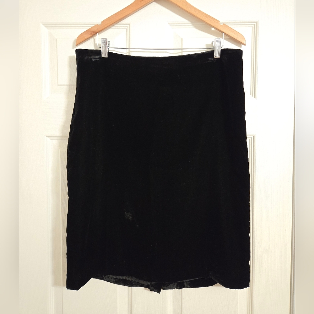 Isaac Mizrahi Elegant Black Velvet pencil Skirt size 14